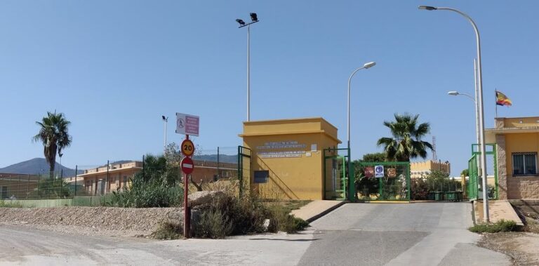 Entrada del centro de menores con señalización y palmeras
