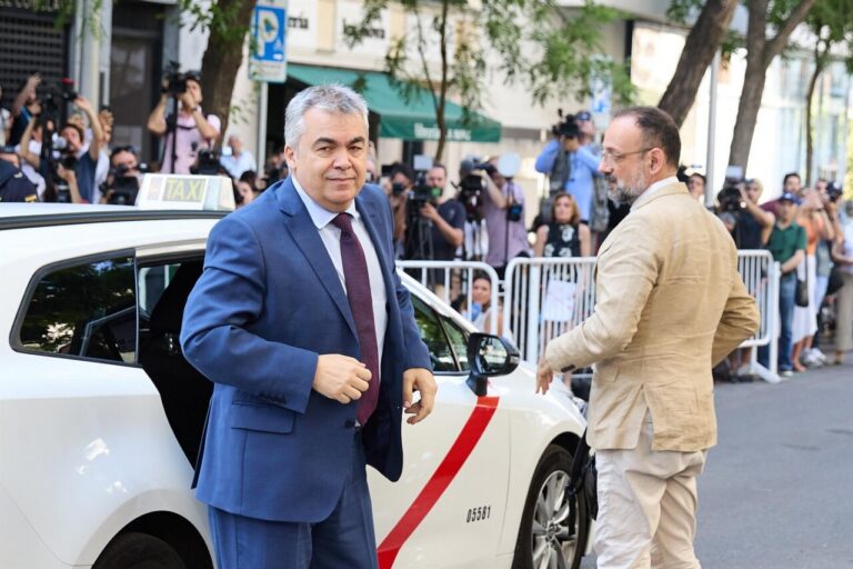 Santos Cerdán llegando a un tribunal rodeado de periodistas