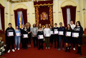 Grupo de jóvenes premiados en el certamen Clara Campoamor