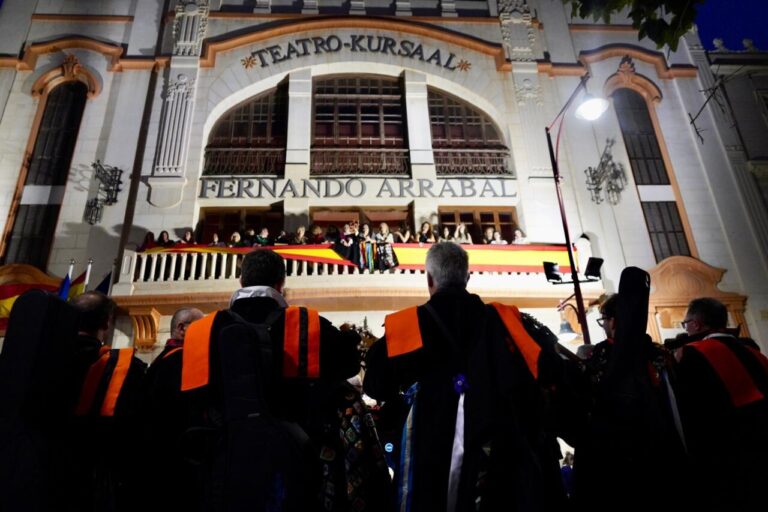 Grupo de tunos en el Teatro Kursaal durante el certamen nacional.