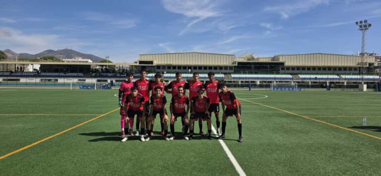 Equipo del C.F. Rusadir posando en el campo de fútbol
