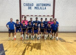 Equipo del C.F. Rusadir posando en el gimnasio de Melilla