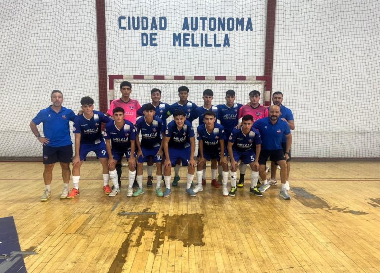 Equipo del C.F. Rusadir posando en el gimnasio de Melilla