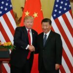 Donald Trump y Xi Jinping estrechando manos en un evento