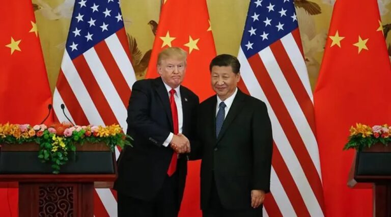 Donald Trump y Xi Jinping estrechando manos en un evento