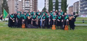 Grupo de tunos en Melilla con instrumentos musicales y vestimenta tradicional