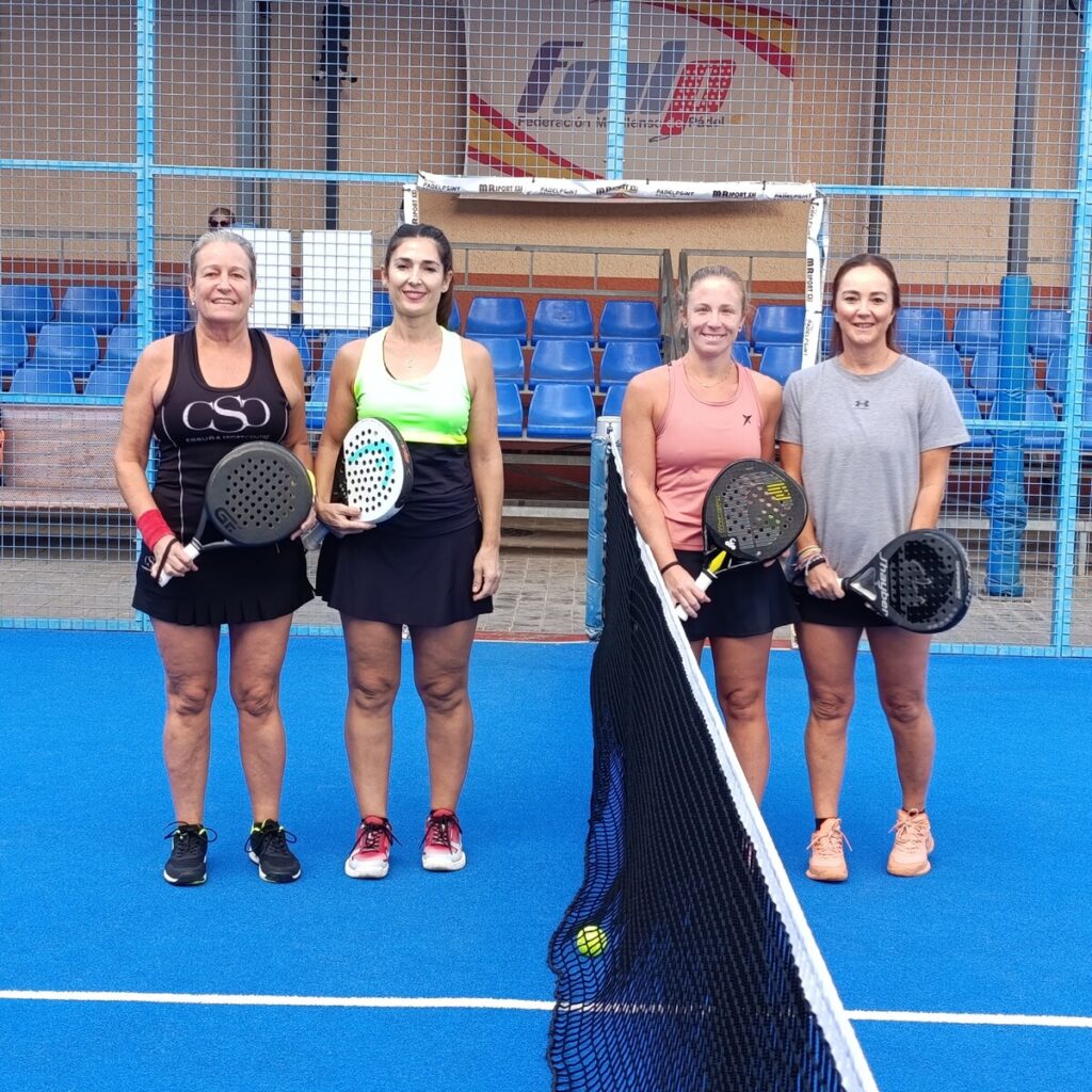 Cuatro jugadoras de pádel posando en la cancha tras el torneo