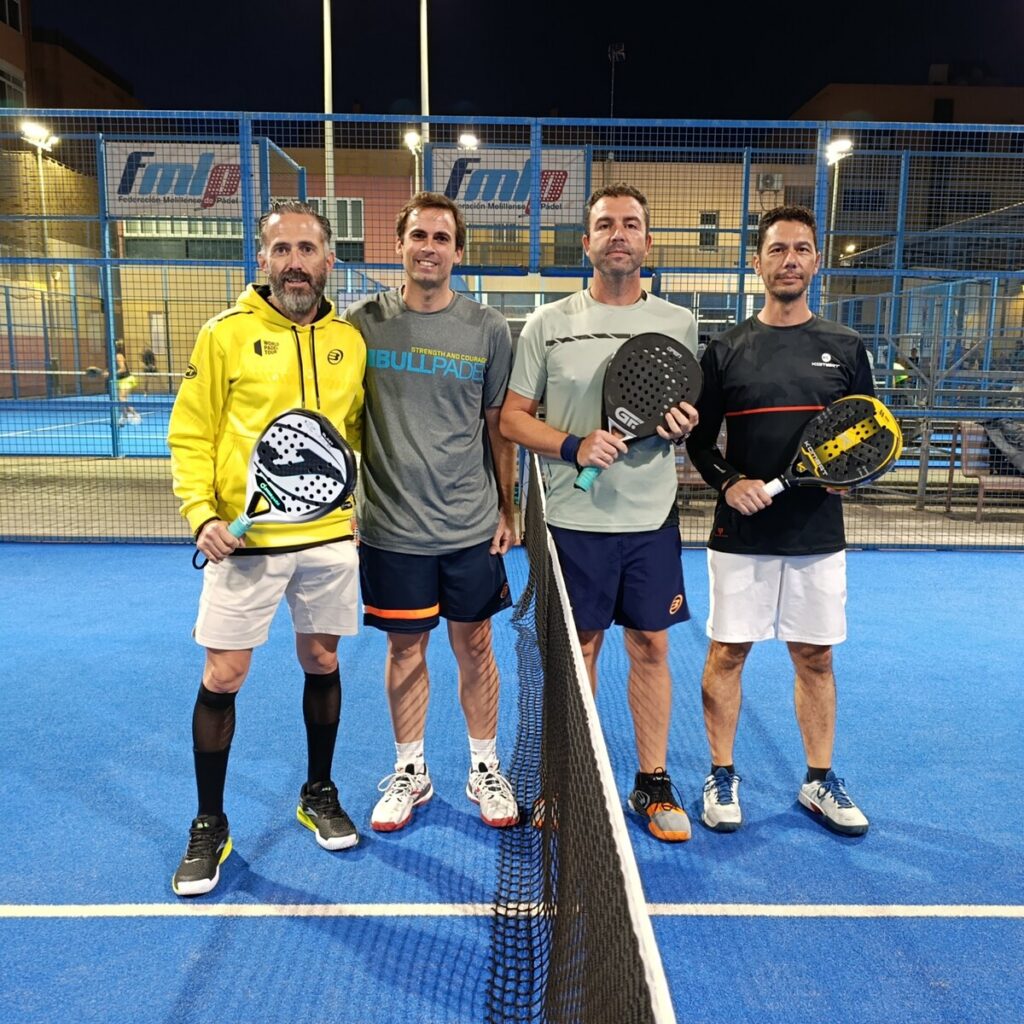 Cuatro jugadores de pádel posando en la cancha tras el torneo de veteranos