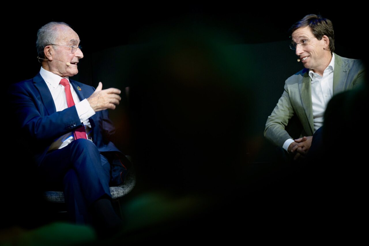 Diálogo entre dos líderes en el evento Greencities 2025 sobre sostenibilidad.