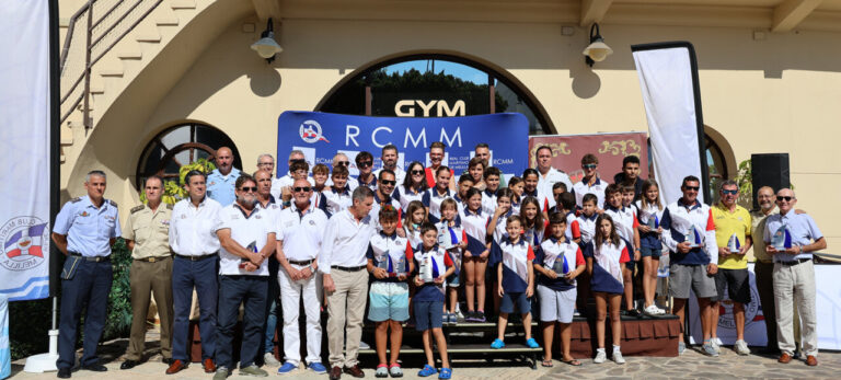 Grupo de participantes y autoridades en la clausura de la regata en Melilla