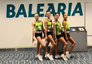 Cuatro gimnastas del Club Ágora posando en un evento deportivo