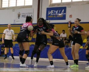 Jugadoras del Club Balonmano T-Maravilla en acción durante un partido.