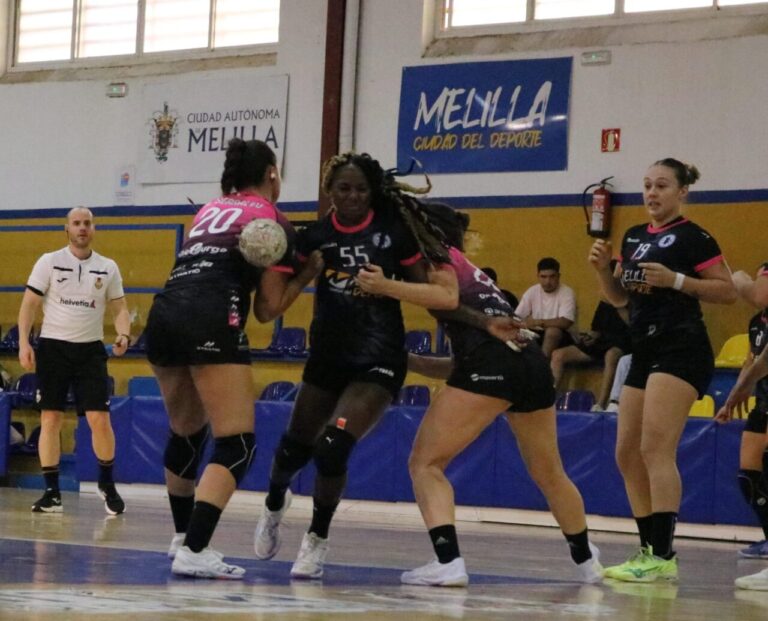 Jugadoras del Club Balonmano T-Maravilla en acción durante un partido.