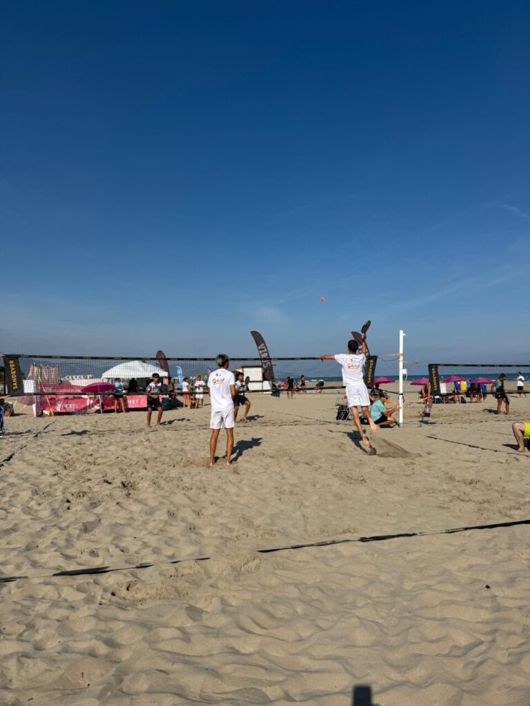 Jugadores del Club de Tenis Melilla compitiendo en la playa