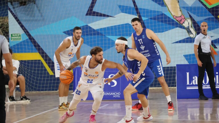 Jugadores del Club Melilla Baloncesto en un partido contra el C.B. Zamora