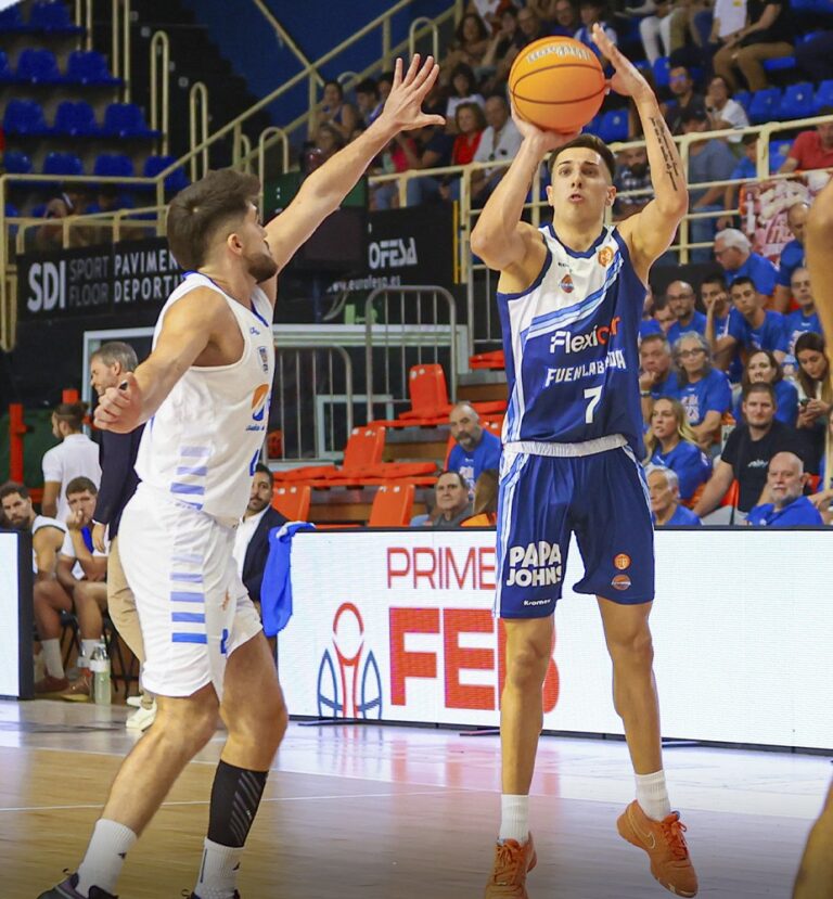Jugador del Club Melilla Baloncesto lanzando a canasta en un partido