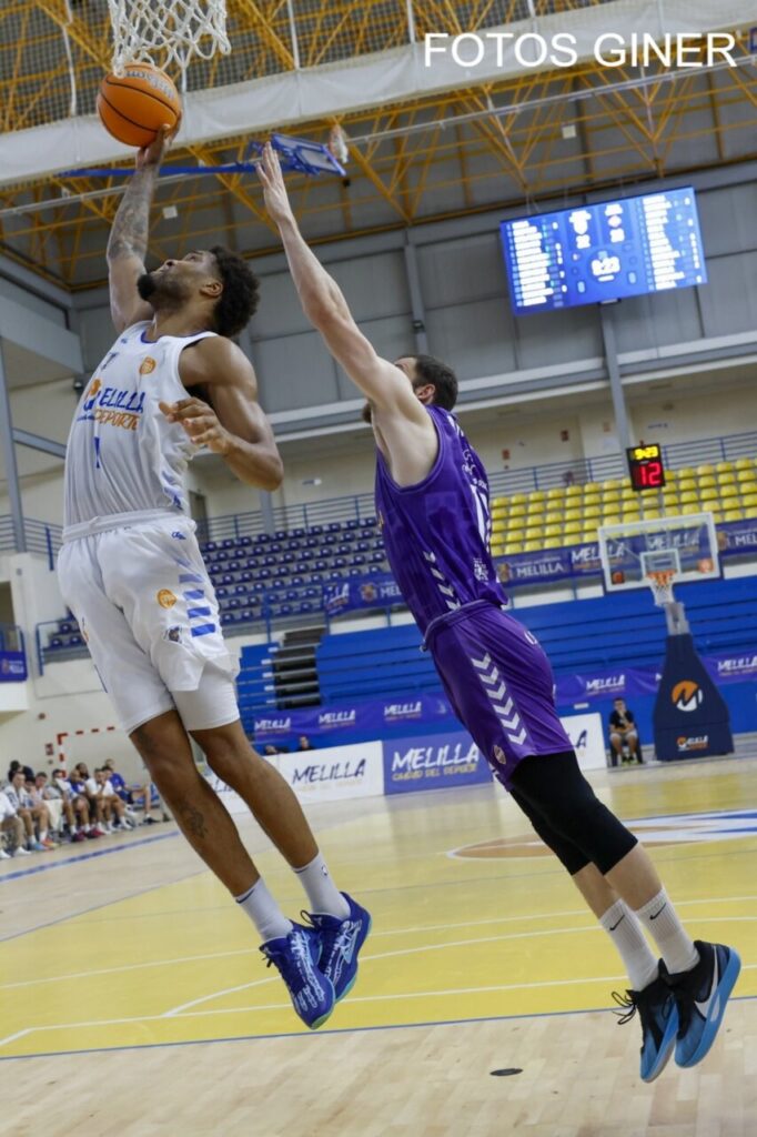 Jugador del Club Melilla Baloncesto realizando un mate durante un partido