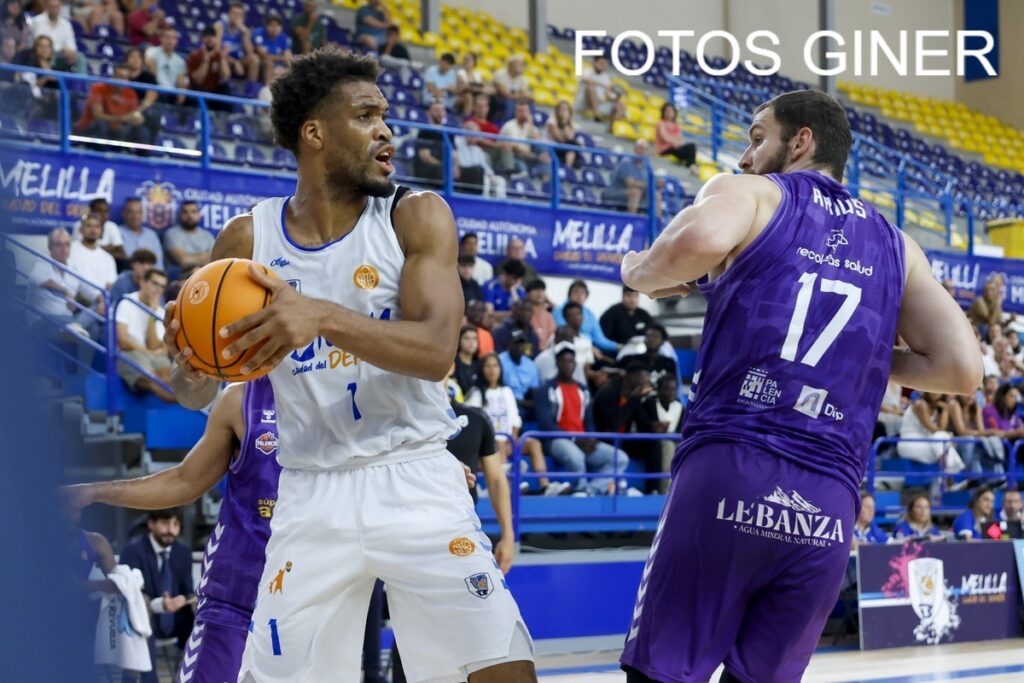 Jugador del Club Melilla Baloncesto en acción durante un partido.