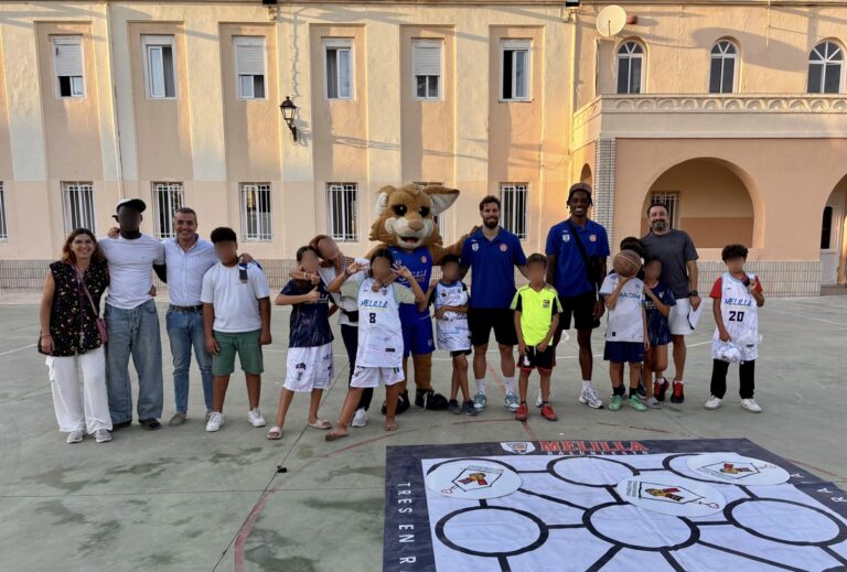 Jugadores del Club Melilla Baloncesto con niños en un centro asistencial