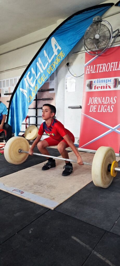 Joven levantador en competición de halterofilia del Club Olimpo Fénix