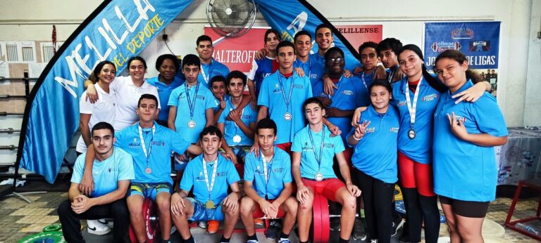 Grupo de jóvenes levantadores del Club Olimpo Fénix en la jornada de halterofilia