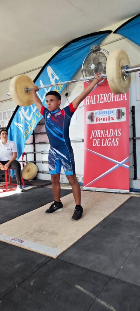 Joven levantador de pesas en competición del Club Olimpo Fénix
