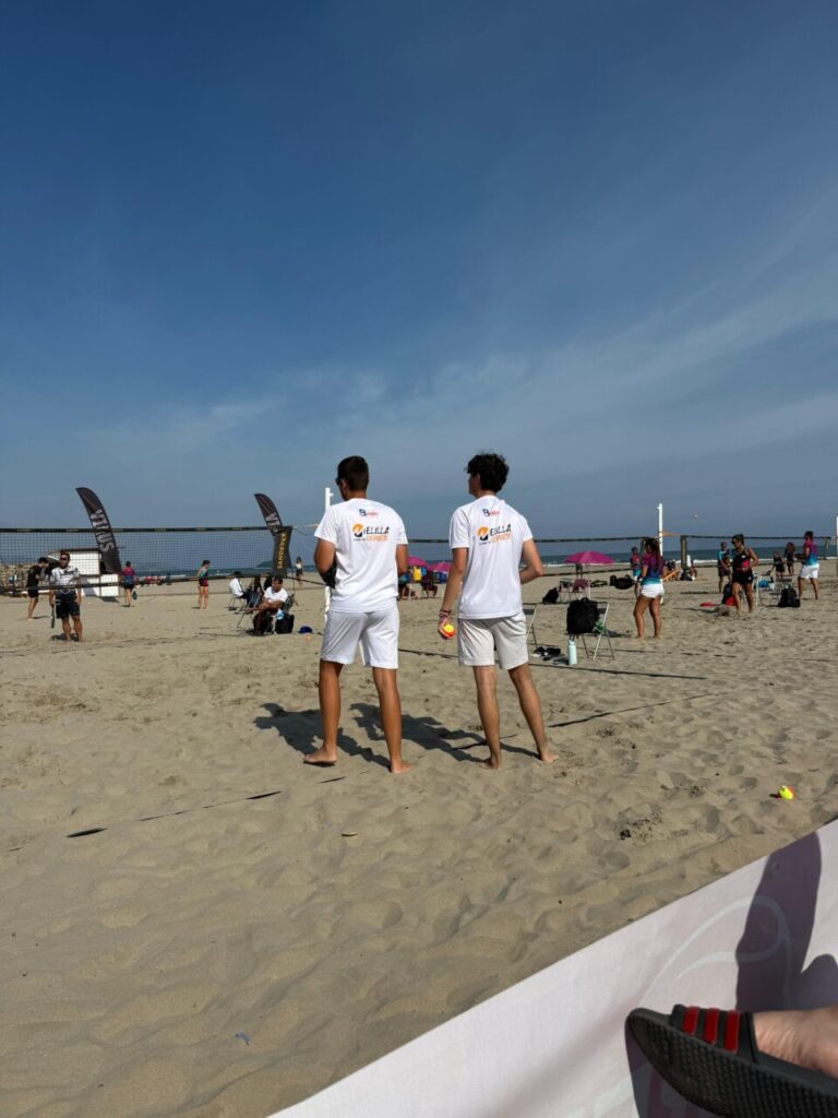 Dos jugadores del Club de Tenis Melilla observando un partido en la playa