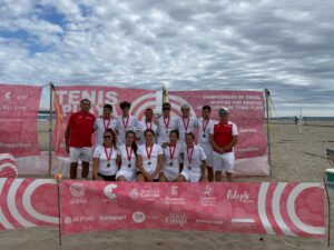 Equipo del Club de Tenis Melilla posando con medallas en torneo de tenis playa