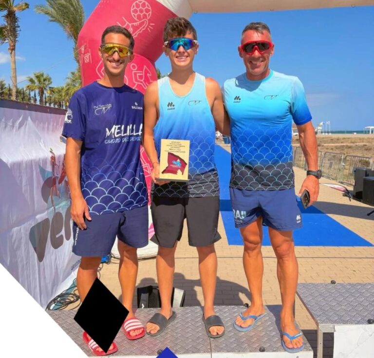 Tres triatletas del Club Triatlón Melilla en el podio del V Triatlón de Vera