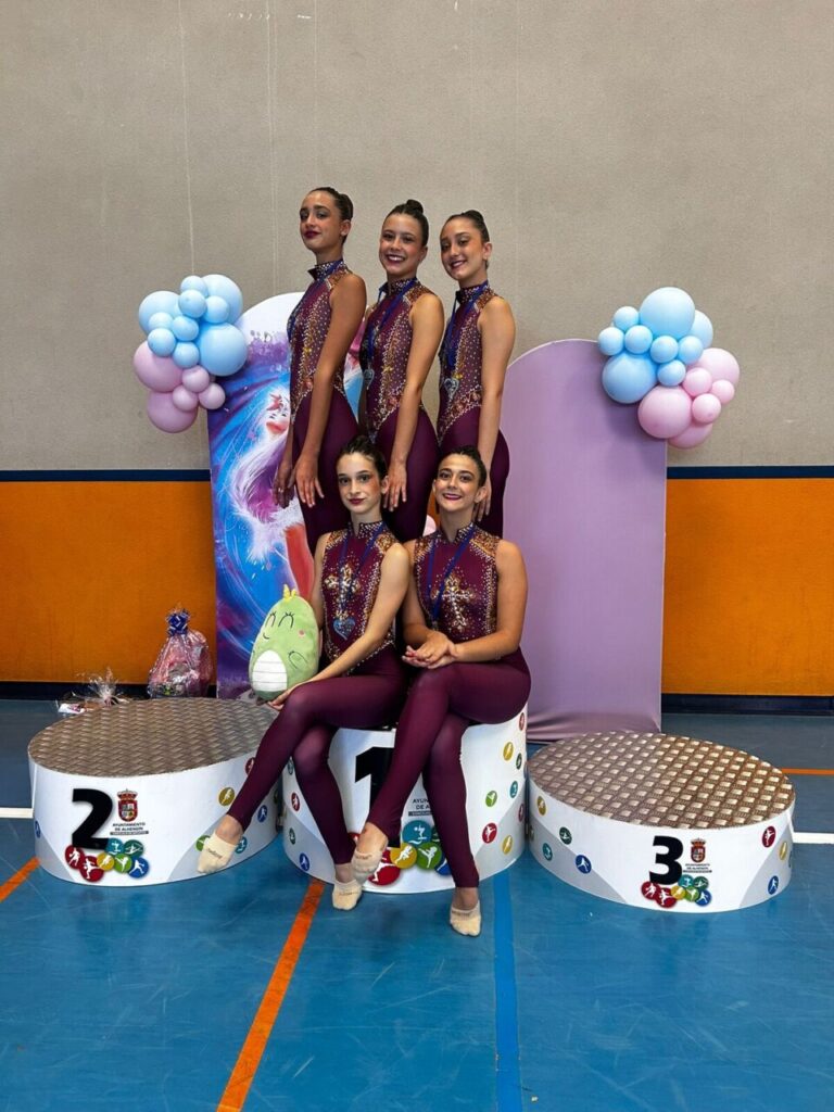 Gimnastas del Club Virka en el podio tras ganar medallas