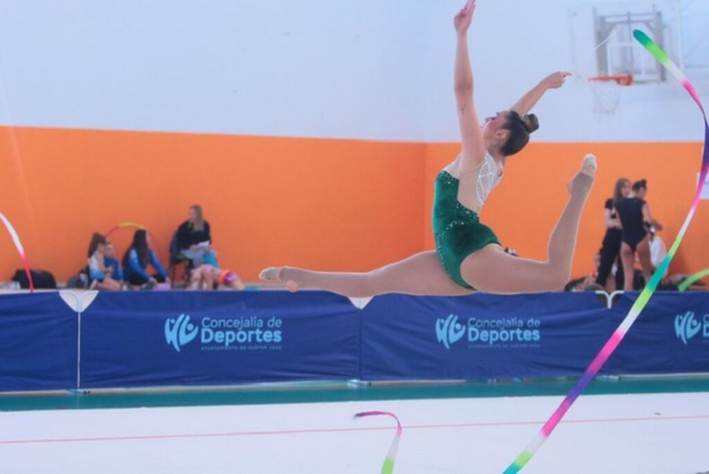 Gimnasta en acción durante el Trofeo Nacional Nazarí en Huétor Vega