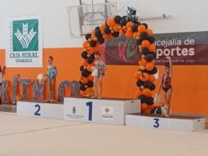 Gimnastas en el podio del Trofeo Nacional Nazarí en Huétor Vega