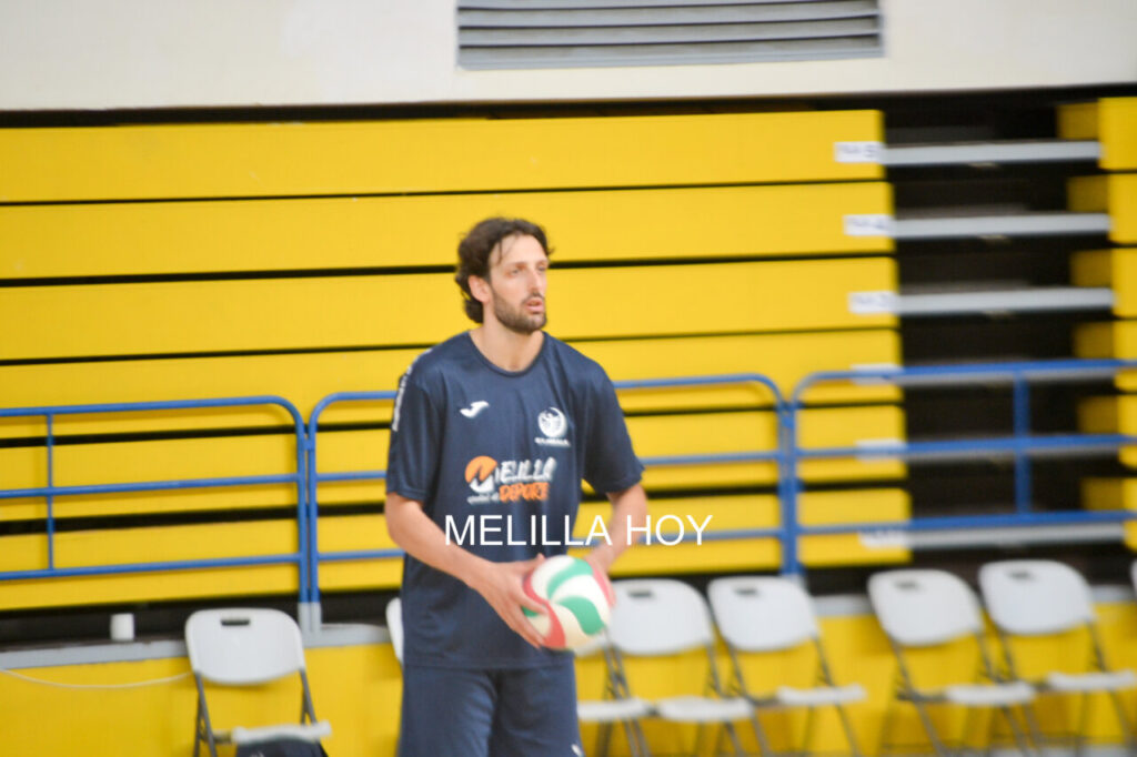 Jugador del Club Voleibol Melilla sosteniendo un balón en la cancha