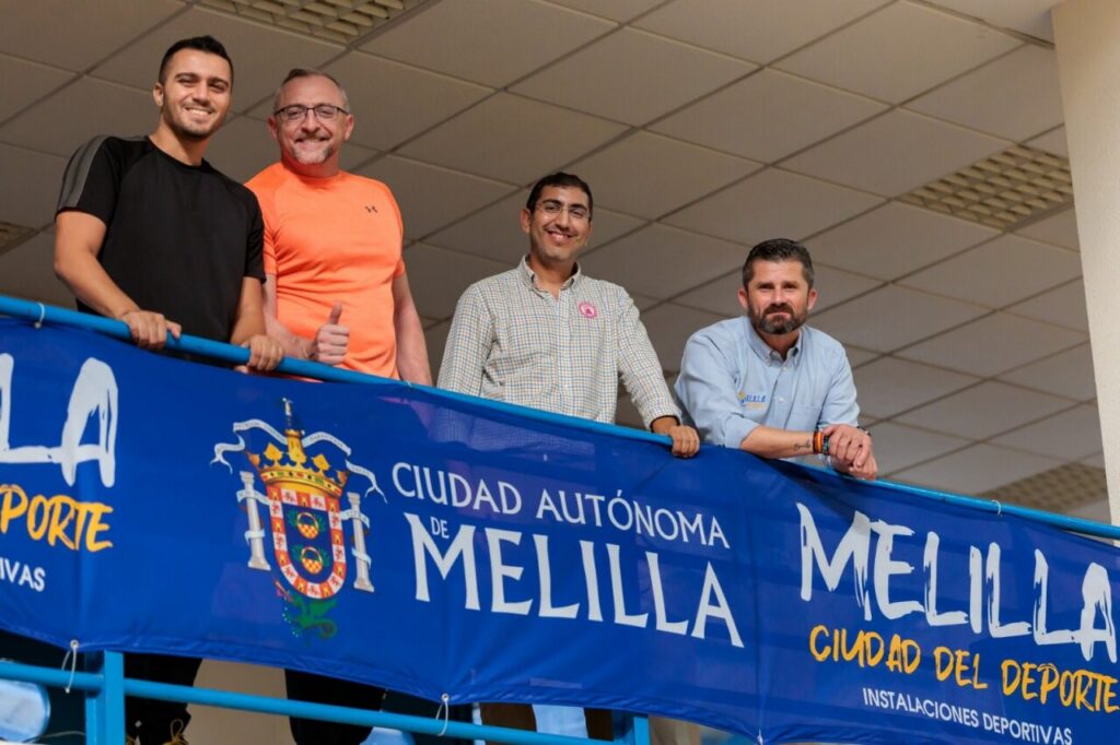 Cuatro hombres posando en el Pabellón de Deportes Javier Imbroda