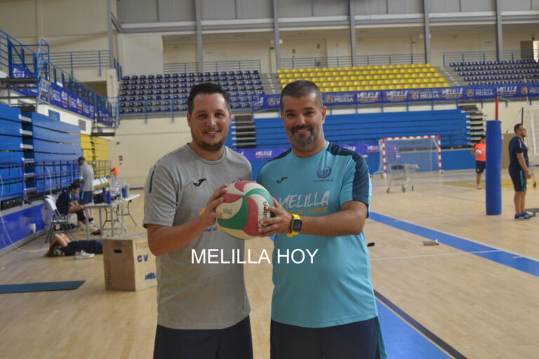 Entrenadores del Club Voleibol Melilla sosteniendo un balón de voleibol
