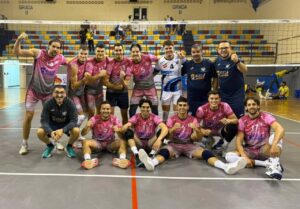 Equipo del Club Voleibol Melilla posando en la cancha de voleibol