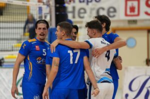Jugadores del Club Voleibol Melilla celebrando una victoria en el torneo.