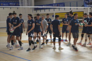 Jugadores del Club Voleibol Melilla entrenando en el gimnasio.