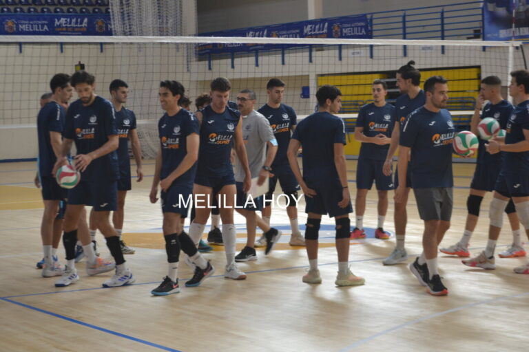 Jugadores del Club Voleibol Melilla entrenando en el gimnasio.