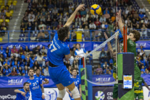 Jugador del Club Voleibol Melilla saltando para rematar en un partido