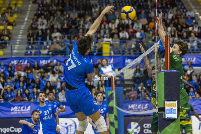 Jugador del Club Voleibol Melilla saltando para rematar en un partido