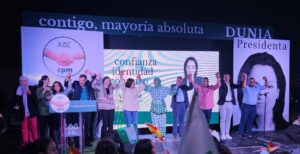 Miembros de Coalición por Melilla celebrando en un evento electoral