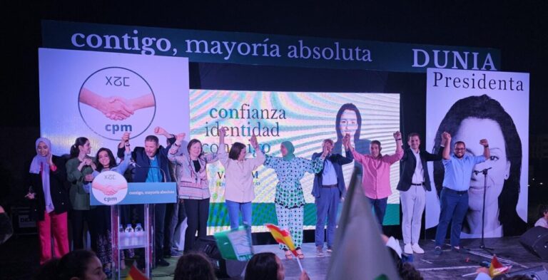Miembros de Coalición por Melilla celebrando en un evento electoral