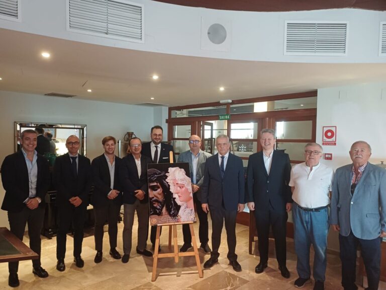 Miembros de la Cofradía de la Soledad en evento de celebración