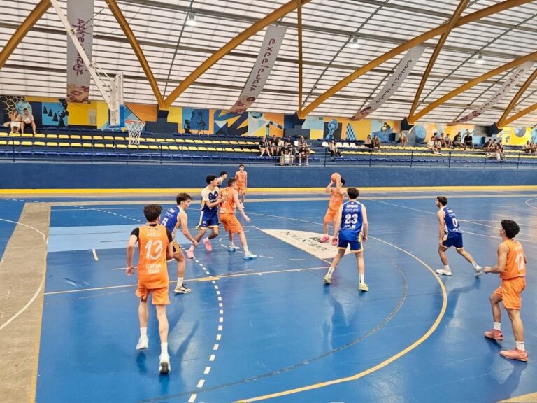Partido de baloncesto en el Pabellón Guillermo García Pezzi con jugadores en acción.