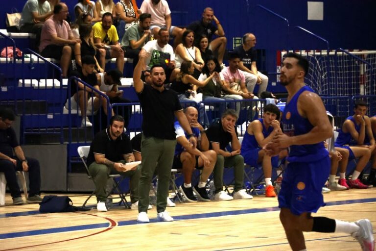 Entrenador dirigiendo a su equipo de baloncesto en un partido
