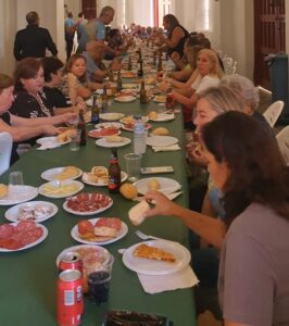 Veteranos de la Guardia Civil disfrutando de una comida en la Plaza de Toros.
