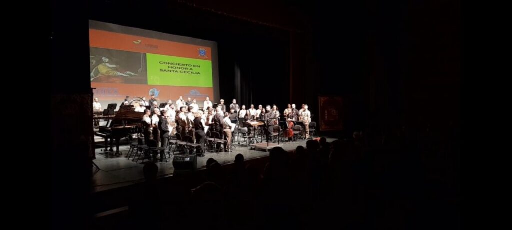 Concierto en honor a Santa Cecilia con músicos en el escenario