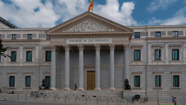 Fachada del Congreso de los Diputados en Madrid, España