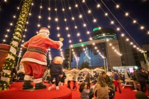 Decoraciones navideñas en El Corte Inglés con Santa Claus y luces